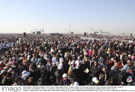 People attend to the mass offered by Pope Francis at High Studies Center of municipality of Ecatepec, Mexico, 14 February 2016. Pope Francis is on his first visit to predominantly Catholic Mexico from 12 to 17 February. Pope Francis visit !ACHTUNG: NUR REDAKTIONELLE NUTZUNG!  20160214-635910849840687852