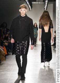 A model presents a creation from the Fall 2016 collection by Spanish designer Custo Barcelona during the New York Fall Fashion Week, in New York, New York, USA, 14 February 2016. The Fall 2016 collections are presented from 11 to 18 February. CUSTO BARCELONA IN NEY YORK FASHION WEEK !ACHTUNG: NUR REDAKTIONELLE NUTZUNG!  20160214-635910888520110004
