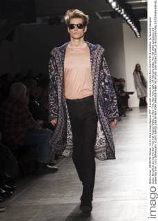 A model presents a creation from the Fall 2016 collection by Spanish designer Custo Barcelona during the New York Fall Fashion Week, in New York, New York, USA, 14 February 2016. The Fall 2016 collections are presented from 11 to 18 February. CUSTO BARCELONA IN NEY YORK FASHION WEEK !ACHTUNG: NUR REDAKTIONELLE NUTZUNG!  20160214-635910889161738004
