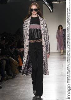 A model presents a creation from the Fall 2016 collection by Spanish designer Custo Barcelona during the New York Fall Fashion Week, in New York, New York, USA, 14 February 2016. The Fall 2016 collections are presented from 11 to 18 February. CUSTO BARCELONA IN NEY YORK FASHION WEEK !ACHTUNG: NUR REDAKTIONELLE NUTZUNG!  20160214-635910890469642004