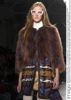 A model presents a creation from the Fall 2016 collection by Spanish designer Custo Barcelona during the New York Fall Fashion Week, in New York, New York, USA, 14 February 2016. The Fall 2016 collections are presented from 11 to 18 February. CUSTO BARCELONA IN NEY YORK FASHION WEEK !ACHTUNG: NUR REDAKTIONELLE NUTZUNG!  20160214-635910895388010004