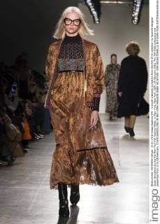 A model presents a creation from the Fall 2016 collection by Spanish designer Custo Barcelona during the New York Fall Fashion Week, in New York, New York, USA, 14 February 2016. The Fall 2016 collections are presented from 11 to 18 February. CUSTO BARCELONA IN NEY YORK FASHION WEEK !ACHTUNG: NUR REDAKTIONELLE NUTZUNG!  20160214-635910895405950004