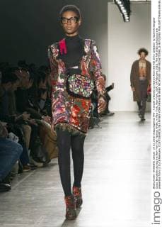 A model presents a creation from the Fall 2016 collection by Spanish designer Custo Barcelona during the New York Fall Fashion Week, in New York, New York, USA, 14 February 2016. The Fall 2016 collections are presented from 11 to 18 February. CUSTO BARCELONA IN NEY YORK FASHION WEEK !ACHTUNG: NUR REDAKTIONELLE NUTZUNG!  20160214-635910895424046004