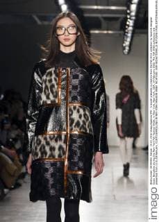 A model presents a creation from the Fall 2016 collection by Spanish designer Custo Barcelona during the New York Fall Fashion Week, in New York, New York, USA, 14 February 2016. The Fall 2016 collections are presented from 11 to 18 February. CUSTO BARCELONA IN NEY YORK FASHION WEEK !ACHTUNG: NUR REDAKTIONELLE NUTZUNG!  20160214-635910896135562004