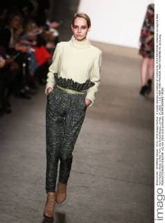 A model displays a creation of Vivienne Hu 2016 Fall Winter collection during the New York Fashion Week in New York, the United States, on Feb. 14, 2016. ) U.S.-NEW YORK-FASHION WEEK-VIVIENNE HU QinxLang 
