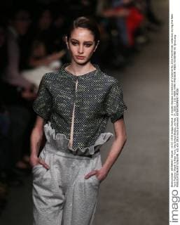 A model displays a creation of Vivienne Hu 2016 Fall Winter collection during the New York Fashion Week in New York, the United States, on Feb. 14, 2016. ) U.S.-NEW YORK-FASHION WEEK-VIVIENNE HU QinxLang 
