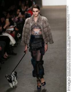 A model displays a creation of Vivienne Hu 2016 Fall Winter collection during the New York Fashion Week in New York, the United States, on Feb. 14, 2016. ) U.S.-NEW YORK-FASHION WEEK-VIVIENNE HU QinxLang 