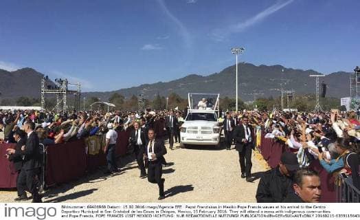 Papst Franziskus in Mexiko Pope Francis waves at his arrival to the Centro Deportivo Municipal in San Cristobal de las Casas in Chiapas, Mexico, 15 February 2016. They will attend a mass with indigenous communities and Pope Francis. POPE FRANCIS VISIT MEXICO !ACHTUNG: NUR REDAKTIONELLE NUTZUNG!  20160215-635911564308863929