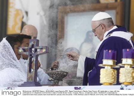 Papst Franziskus in Mexiko Pope Francis (R) celebrates a mass with the participation of indigenous communities in San Cristobal de las Casas, Chiapas, Mexico, 15 February 2016. The Pontiff condemned the treatment that these people have received from society and the power. POPE FRANCIS VISITS MEXICO !ACHTUNG: NUR REDAKTIONELLE NUTZUNG!  MEX03 20160215-635911574497341929