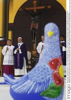 Papst Franziskus in Mexiko Pope Francis (2L celebrates a mass with the participation of indigenous communities in San Cristobal de las Casas, Chiapas, Mexico, 15 February 2016. The Pontiff condemned the treatment that these people have received from society and the power. POPE FRANCIS VISITS MEXICO !ACHTUNG: NUR REDAKTIONELLE NUTZUNG!  MEX04 20160215-635911574540397929