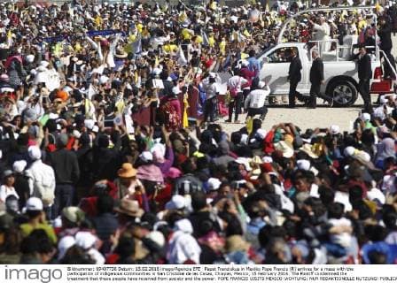 Papst Franziskus in Mexiko Pope Francis (R) arrives for a mass with the participation of indigenous communities in San Cristobal de las Casas, Chiapas, Mexico, 15 February 2016. The Pontiff condemned the treatment that these people have received from society and the power. POPE FRANCIS VISITS MEXICO !ACHTUNG: NUR REDAKTIONELLE NUTZUNG!  MEX05 20160215-635911577106129929