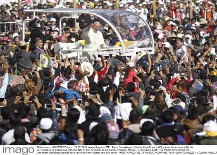 Papst Franziskus in Mexiko Pope Francis (C) arrives for a mass with the participation of indigenous communities in San Cristobal de las Casas, Chiapas, Mexico, 15 February 2016. The Pontiff condemned the treatment that these people have received from society and the power. POPE FRANCIS VISITS MEXICO !ACHTUNG: NUR REDAKTIONELLE NUTZUNG!  MEX06 20160215-635911577748849929