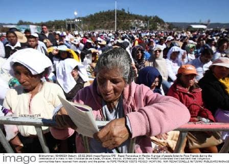 Papst Franziskus in Mexiko A group of people listen to Pope Francis during the celebration of a mass in San Cristobal de las Casas, Chiapas, Mexico, 15 February 2016. The Pontiff condemned the treatment that indigenous communities have received from society and the power. to POPE FRANCIS VISITS MEXICO !ACHTUNG: NUR REDAKTIONELLE NUTZUNG!  MEX11 20160215-635911586797061929