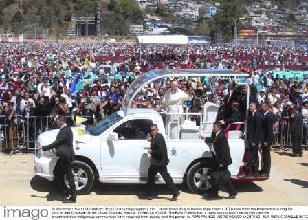 Papst Franziskus in Mexiko Pope Francis (C) waves from the Popemobile during his visit in San Cristobal de las Casas, Chiapas, Mexico, 15 February 2016. The Pontiff celebrated a mass during which he condemned the treatment that indigenous communities have received from society and the power. to POPE FRANCIS VISITS MEXICO !ACHTUNG: NUR REDAKTIONELLE NUTZUNG!  MEX15 20160215-635911644221714397