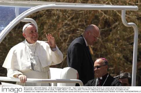 Papst Franziskus in Mexiko Pope Francis (L) waves at the attendees from the Popemobile in San Cristobal de las Casas, Chiapas, Mexico, 15 February 2016. The Pontiff celebrated a mass during which he condemned the treatment that indigenous communities have received from society and the government. to POPE FRANCIS VISITS MEXICO !ACHTUNG: NUR REDAKTIONELLE NUTZUNG!  MEX19 20160215-635911676036609846