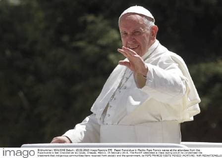 Papst Franziskus in Mexiko Pope Francis waves at the attendees from the Popemobile in San Cristobal de las Casas, Chiapas, Mexico, 15 February 2016. The Pontiff celebrated a mass during which he condemned the treatment that indigenous communities have received from society and the government. to POPE FRANCIS VISITS MEXICO !ACHTUNG: NUR REDAKTIONELLE NUTZUNG!  MEX20 20160215-635911676659517846