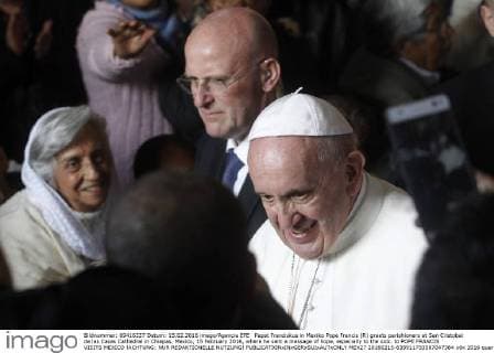 Papst Franziskus in Mexiko Pope Francis (R) greets parishioners at San Cristobal de las Casas Cathedral in Chiapas, Mexico, 15 February 2016, where he sent a message of hope, especially to the sick. to POPE FRANCIS VISITS MEXICO !ACHTUNG: NUR REDAKTIONELLE NUTZUNG!  MEX27 20160215-635911733567047384