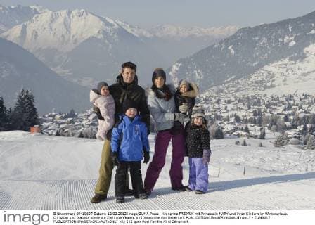 Kronprinz FREDRIK mit Prinzessin MARY und ihren Kindern im Winterurlaub. Christian und Isabella sowie die Zwillinge Vincent und Josephine von Dänemark  - ZUMAd17_