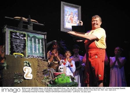 Feb. 12, 2012 - Mexico - E12021211.JPG.MÆ’XICO, D.F.-Homage Homenaje-Chabelo. Xavier L pez Ã’ChabeloÃ recibe homenaje tras develaci n de la placa de 200 representaciones de la obra Peter Pan. EGV. Foto: Agencia EL UNIVERSAL Amaranta Marentes.  - ZUMAu78_