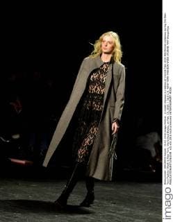 A model displays a creation of Vivinne Tam 2016 Fall Winter collection during the New York Fashion Week in New York, the United States, on Feb. 15, 2016. ) (djj) U.S.-NEW YORK-FASHION WEEK-VIVINNE TAM WangxXijia 