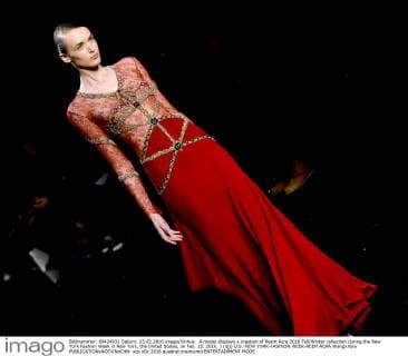 A model displays a creation of Reem Acra 2016 Fall Winter collection during the New York Fashion Week in New York, the United States, on Feb. 15, 2016. ) (djj) U.S.-NEW YORK-FASHION WEEK-REEM ACRA WangxXijia 