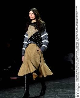A model displays a creation of Vivinne Tam 2016 Fall Winter collection during the New York Fashion Week in New York, the United States, on Feb. 15, 2016. ) (djj) U.S.-NEW YORK-FASHION WEEK-VIVINNE TAM WangxXijia 