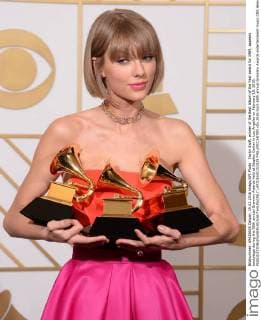 Taylor Swift, winner of the Best Album of the Year award for 1989, appears backstage during the 58th annual Grammy Awards held at Staples Center in Los Angeles on February 15, 2016.  LAP201602151029 PHILxMCCARTEN