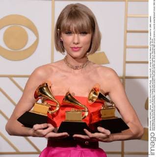 Taylor Swift, winner of the Best Album of the Year award for 1989, appears backstage during the 58th annual Grammy Awards held at Staples Center in Los Angeles on February 15, 2016.  LAP201602151023 PHILxMCCARTEN