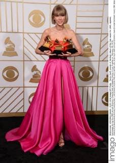 Taylor Swift, winner of the Best Album of the Year award for 1989, appears backstage during the 58th annual Grammy Awards held at Staples Center in Los Angeles on February 15, 2016.  LAP201602151026 PHILxMCCARTEN