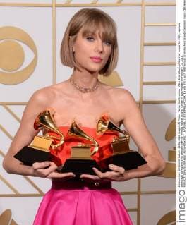 Taylor Swift, winner of the Best Album of the Year award for 1989, appears backstage during the 58th annual Grammy Awards held at Staples Center in Los Angeles on February 15, 2016.  LAP201602151028 PHILxMCCARTEN