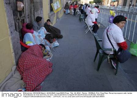 Feb. 16, 2016 - Mexico - MORELIA, Mich. Pope Papa- Peregrinos esperan este martes 16 de febrero de 2016 dormidos, en sillas, bancos apartados la llegada del papa Francisco en Morelia, Michoacan.  - ZUMAu78_