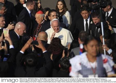Pope Francis (C) arrives to the Aeropuerto Internacional General Francisco J. Mujica in Morelia, Michoacan, Mexico, 16 February 2016, where was welcomed by hundreds of people. POPE FRANCIS VISIT MEXICO !ACHTUNG: NUR REDAKTIONELLE NUTZUNG!  MEX01 20160216-635912383798067613