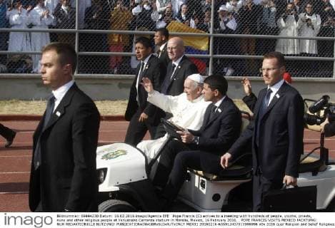 Pope Francis (C) arrives to a meeting with hundreds of people, youths, priests, nuns and other religious people at Venustiano Carranza stadium in Morelia, Mexico, 16 February 2016. . POPE FRANCIS VISITS MEXICO !ACHTUNG: NUR REDAKTIONELLE NUTZUNG!  MEX01 20160216-635912407513996996