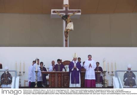 Pope Francis celebrates a mass for hundreds of priests, nuns, monks and seminarians at Venustiano Carranza stadium in Morelia, Mexico, 16 February 2016. POPE FRANCIS VISITS MEXICO !ACHTUNG: NUR REDAKTIONELLE NUTZUNG!  MEX03 20160216-635912486952325203