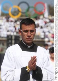 Hundreds of priests, nuns, monks and seminarians attend a mass celebrated by Pope Francis at Venustiano Carranza stadium in Morelia, Mexico, 16 February 2016. POPE FRANCIS VISITS MEXICO !ACHTUNG: NUR REDAKTIONELLE NUTZUNG!  MEX04 20160216-635912490971041203