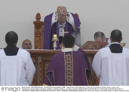 Pope Francis (C) celebrates a mass for hundreds of priests, nuns, monks and seminarians at Venustiano Carranza stadium in Morelia, Mexico, 16 February 2016. POPE FRANCIS VISITS MEXICO !ACHTUNG: NUR REDAKTIONELLE NUTZUNG!  MEX04 20160216-635912494192102248