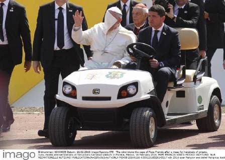 The wind blows the cape of Pope Francis after a mass for hundreds of priests, nuns, monks and seminarians at Venustiano Carranza stadium in Morelia, Mexico, 16 February 2016. POPE FRANCIS VISITS MEXICO !ACHTUNG: NUR REDAKTIONELLE NUTZUNG!  MEX08 20160216-635912518328245017