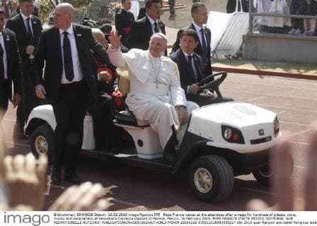 Pope Francis waves at the attendees after a mass for hundreds of priests, nuns, monks and seminarians at Venustiano Carranza stadium in Morelia, Mexico, 16 February 2016. POPE FRANCIS VISITS MEXICO !ACHTUNG: NUR REDAKTIONELLE NUTZUNG!  MEX09 20160216-635912518343065017
