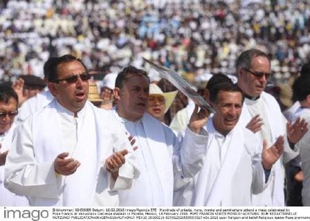Hundreds of priests, nuns, monks and seminarians attend a mass celebrated by Pope Francis at Venustiano Carranza stadium in Morelia, Mexico, 16 February 2016. POPE FRANCIS VISITS MEXICO !ACHTUNG: NUR REDAKTIONELLE NUTZUNG!  MEX10 20160216-635912526559053017