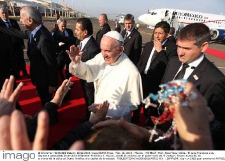 Feb. 16, 2016 - Mexico - MORELIA, Mich. Pope Papa-Visita.- El papa Francisco a su llegada al Aeropuerto Internacional General Francisco J. Mujica , donde es recibido por el gobernador de Michoacan, Silvano Aureoles, en el marco de la visita del Sumo Pontifice a la capital de la entidad.  - ZUMAu78_