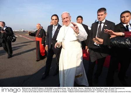 Feb. 16, 2016 - Mexico - MORELIA, Mich. Pope Papa-Visita.- El papa Francisco a su llegada al Aeropuerto Internacional General Francisco J. Mujica , donde es recibido por el gobernador de Michoacan, Silvano Aureoles, en el marco de la visita del Sumo Pontifice a la capital de la entidad.  - ZUMAu78_