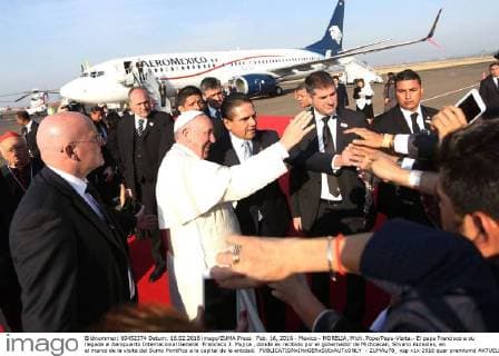 Feb. 16, 2016 - Mexico - MORELIA, Mich. Pope Papa-Visita.- El papa Francisco a su llegada al Aeropuerto Internacional General Francisco J. Mujica , donde es recibido por el gobernador de Michoacan, Silvano Aureoles, en el marco de la visita del Sumo Pontifice a la capital de la entidad.  - ZUMAu78_