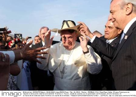 Feb. 16, 2016 - Mexico - MORELIA, Mich. Pope Papa-Visita.- El papa Francisco a su llegada al Aeropuerto Internacional General Francisco J. Mujica , donde es recibido por el gobernador de Michoacan, Silvano Aureoles, en el marco de la visita del Sumo Pontifice a la capital de la entidad.  - ZUMAu78_