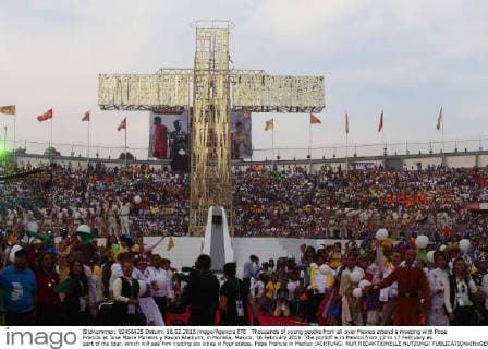 Thousands of young people from all over Mexico attend a meeting with Pope Francis at Jose Maria Morelos y Pavon Stadium, in Morelia, Mexico, 16 February 2016. The pontiff is in Mexico from 12 to 17 February as part of his tour, which will see him visiting six cities in four states. Pope Francis in Mexico !ACHTUNG: NUR REDAKTIONELLE NUTZUNG!  MEX408 20160217-635912756441222342