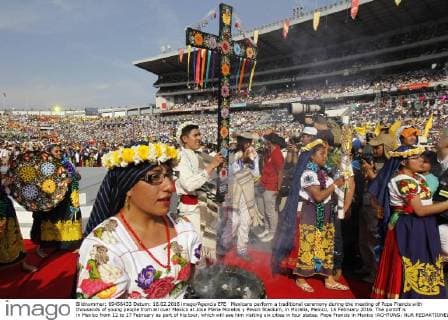 Mexicans perform a traditional ceremony during the meeting of Pope Francis with thousands of young people from all over Mexico at Jose Maria Morelos y Pavon Stadium, in Morelia, Mexico, 16 February 2016. The pontiff is in Mexico from 12 to 17 February as part of his tour, which will see him visiting six cities in four states. Pope Francis in Mexico !ACHTUNG: NUR REDAKTIONELLE NUTZUNG!  MEX408 20160217-635912758374998342