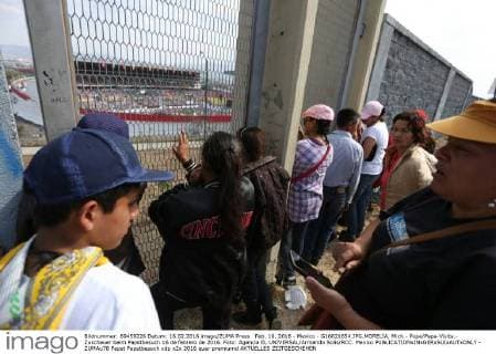 Feb. 16, 2016 - Mexico - G16021654.JPG.MORELIA, Mich.- Pope Papa-Visita.- Zuschauer beim Papstbesuch 16 de febrero de 2016. Foto: Agencia EL UNIVERSAL Armando Solis RCC. Mexico  - ZUMAu78