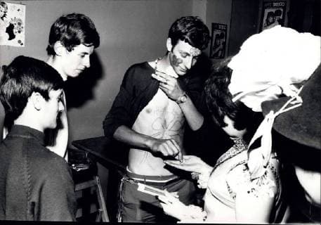 1964 - Hippy Hippies Boys buy felt tipped coloured pens to paint adornments on their torso in the latest gimmick. Hippy Hippies - ZUMAk09_