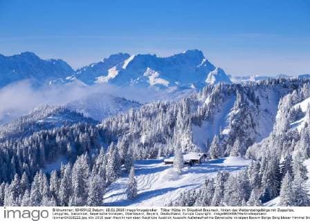  Tölzer Hütte im Skigebiet Brauneck, hinten das Wettersteingebirge mit Zugspitze, Lenggries, Isarwinkel, Bayerische Voralpen, Oberbayern, Bayern, Deutschland, Europa Copyright: imageBROKER/MartinxSiepmann ibxman04318221.jpg