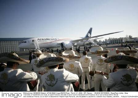 March 17, 2016 - DF, Mexico - .CIUDAD DE MEXICO.- Pope Papa-Visita.- Este miercoles 17 de febrero de 2016, el papa Francisco aborda un avion que lo trasladara a Chihuahua, en lo que sera su ultimo dia de actividades en Mexico. En el AICM lo despidieron Miguel Angel Mancera, jefe de gobierno capitalino y Claudia Ruiz Massieu, canciller.  - ZUMAu78_