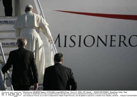 March 17, 2016 - DF, Mexico - .CIUDAD DE MEXICO.- Pope Papa-Visita.- Este miercoles 17 de febrero de 2016, el papa Francisco aborda un avion que lo trasladara a Chihuahua, en lo que sera su ultimo dia de actividades en Mexico. En el AICM lo despidieron Miguel Angel Mancera, jefe de gobierno capitalino y Claudia Ruiz Massieu, canciller.  - ZUMAu78_